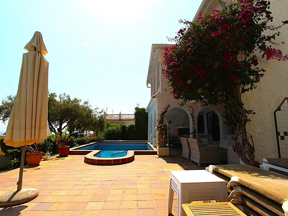 Property building, Patio, Day, Garden, Pool view, Swimming pool, sunbed