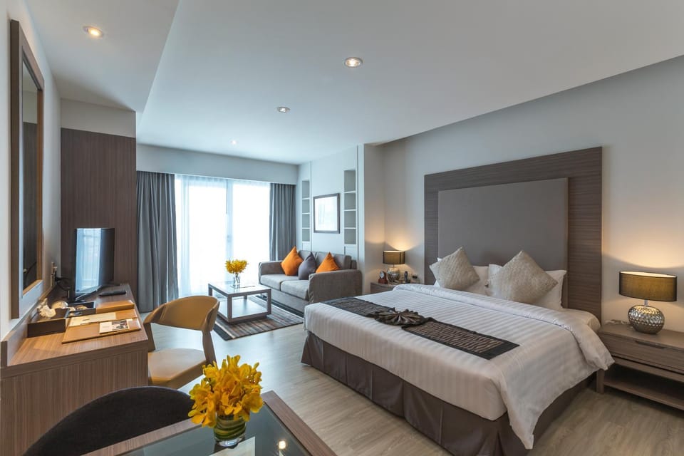 TV and multimedia, Photo of the whole room, Seating area, Bedroom