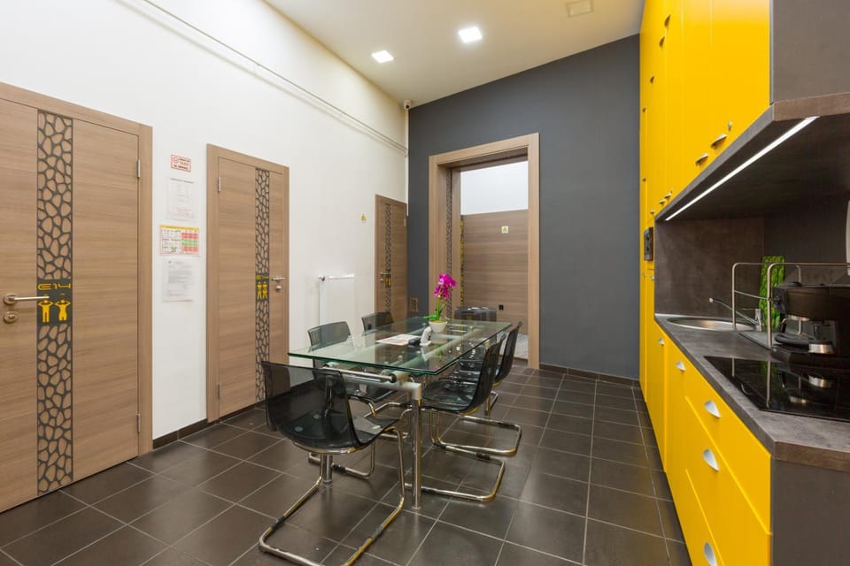 Kitchen or kitchenette, Dining area, Communal kitchen