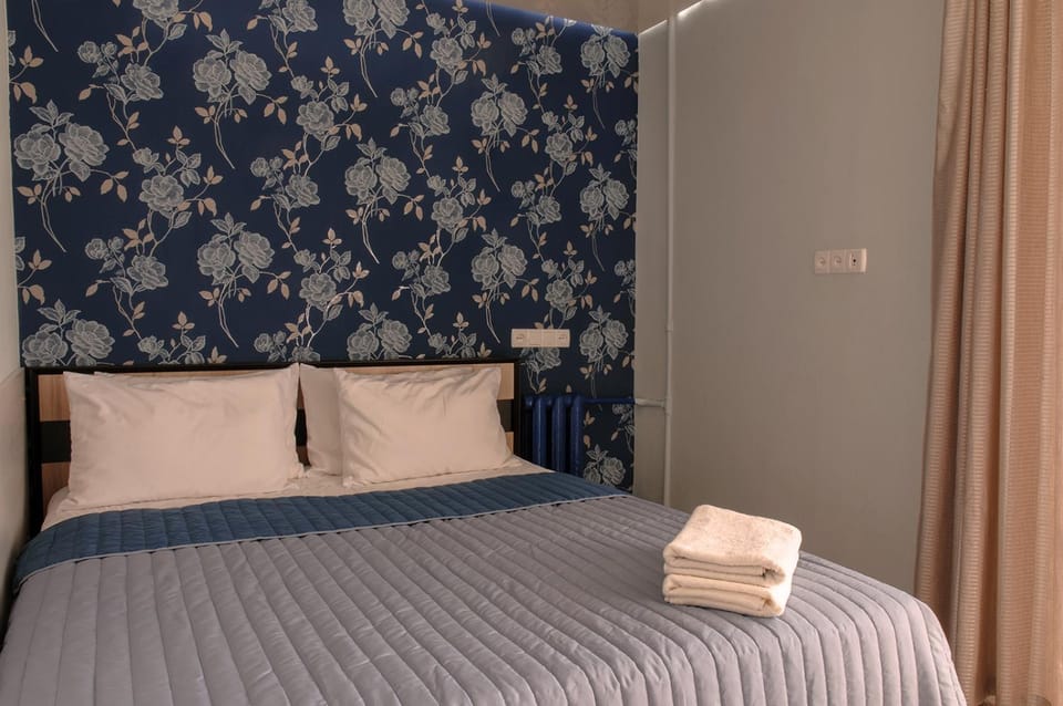 Staff, Staff, Bed, Day, People, People, Property logo or sign, Other, Photo of the whole room, Decorative detail, Logo/Certificate/Sign, Bedroom, Text overlay, City view, Garden view, Street view, Certificate/Award, Family, Family, Quiet street view