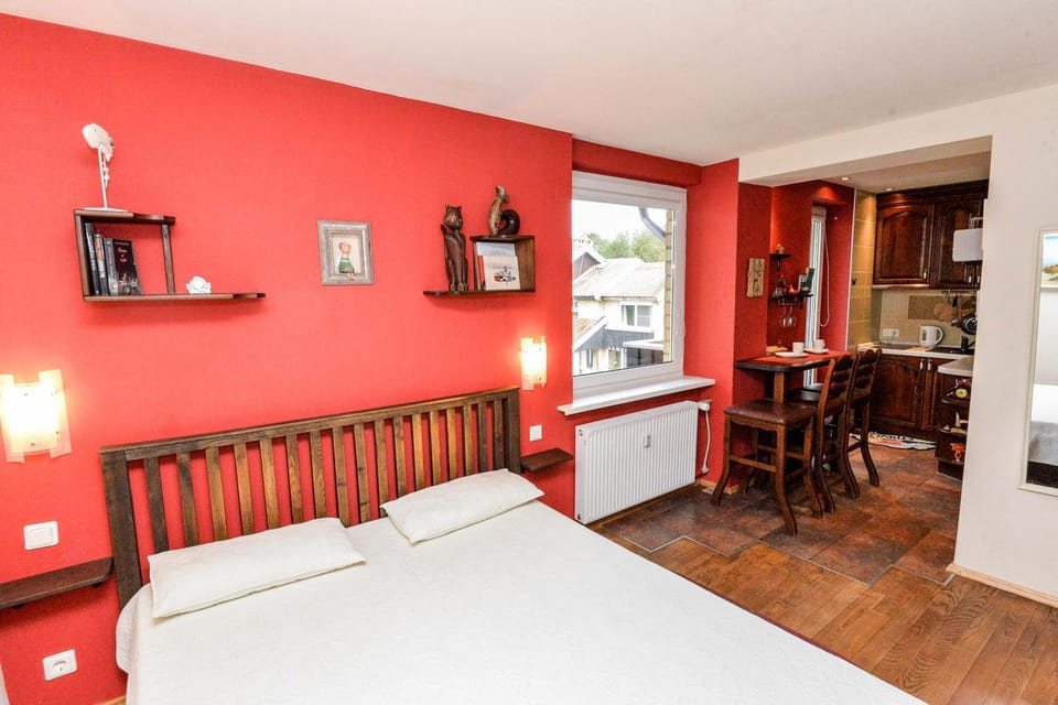 Bedroom, Street view