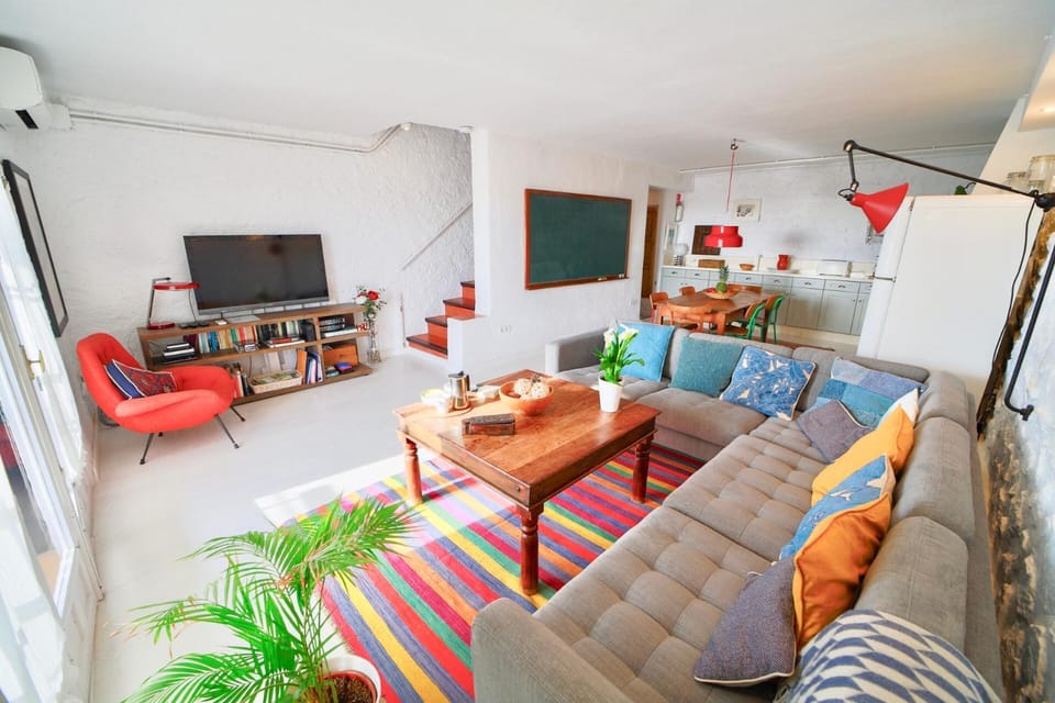 TV and multimedia, Kitchen or kitchenette, Living room, Seating area