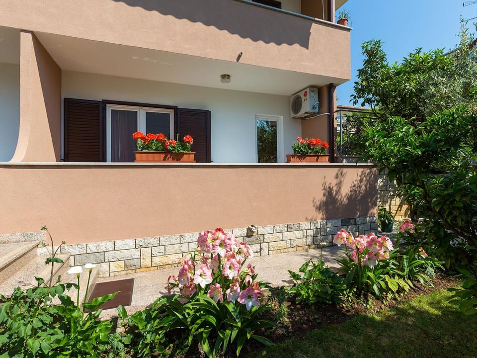 Facade/entrance, Balcony/Terrace
