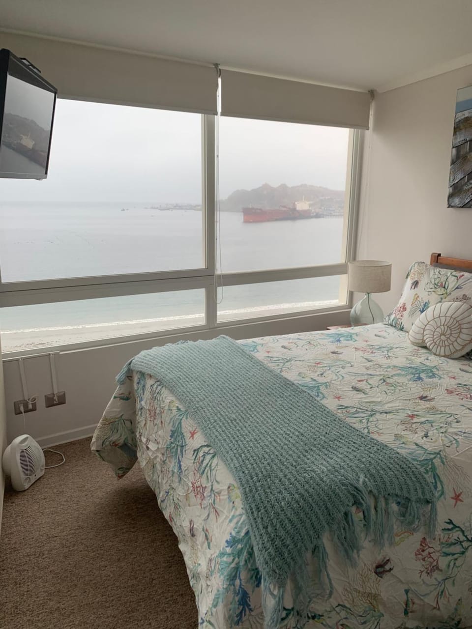 Bed, TV and multimedia, Photo of the whole room, Bedroom, Sea view