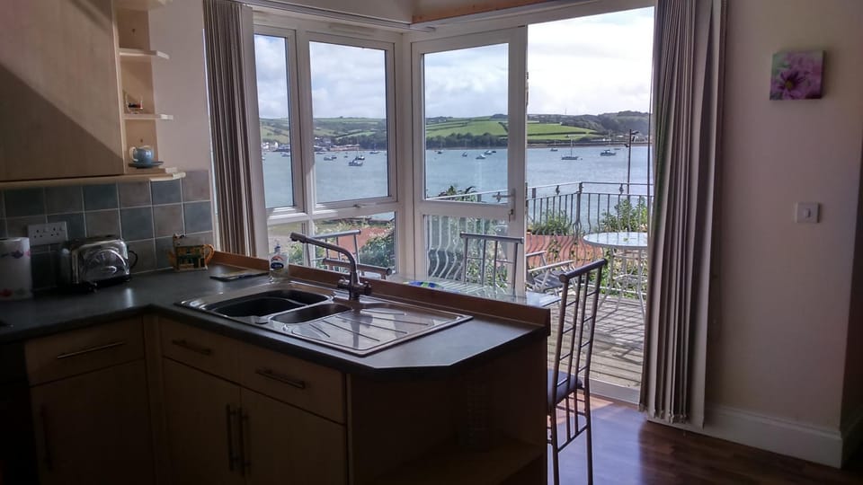 Balcony/Terrace, Kitchen or kitchenette, Dining area, River view