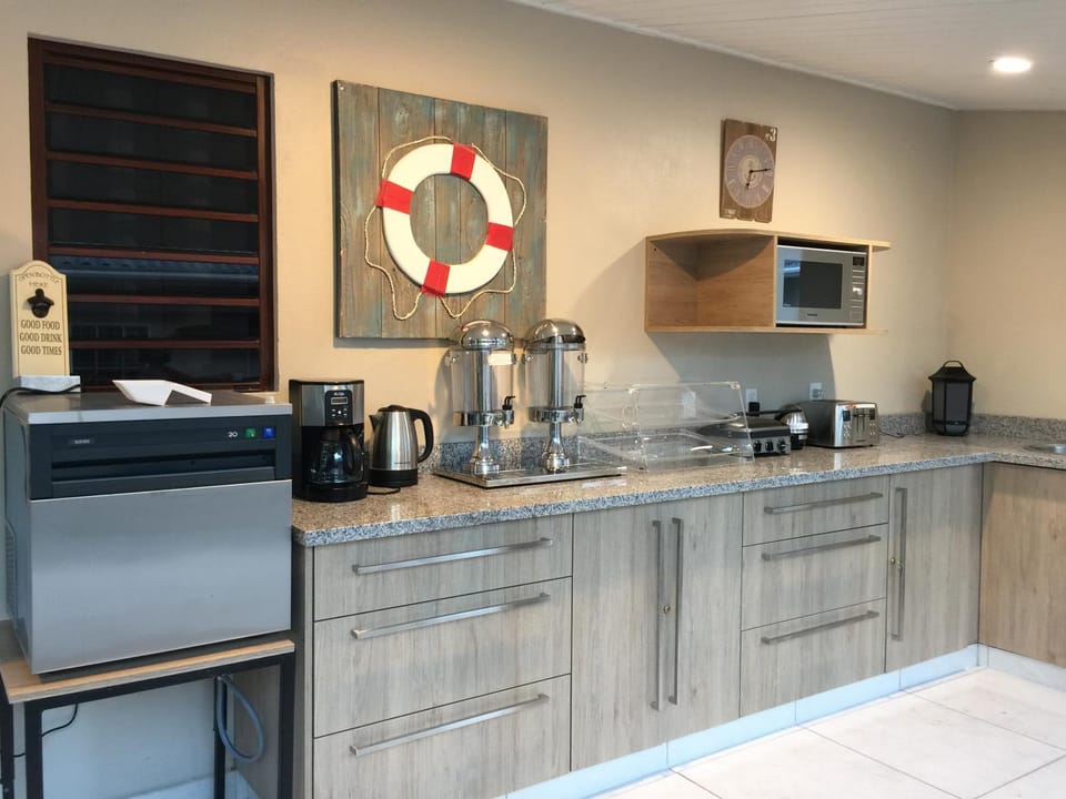 Banquet/Function facilities, On site, Area and facilities, Continental breakfast, Drinks, Non alcoholic drinks