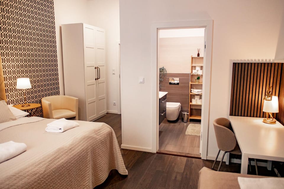 Bed, Photo of the whole room, Seating area, Bedroom