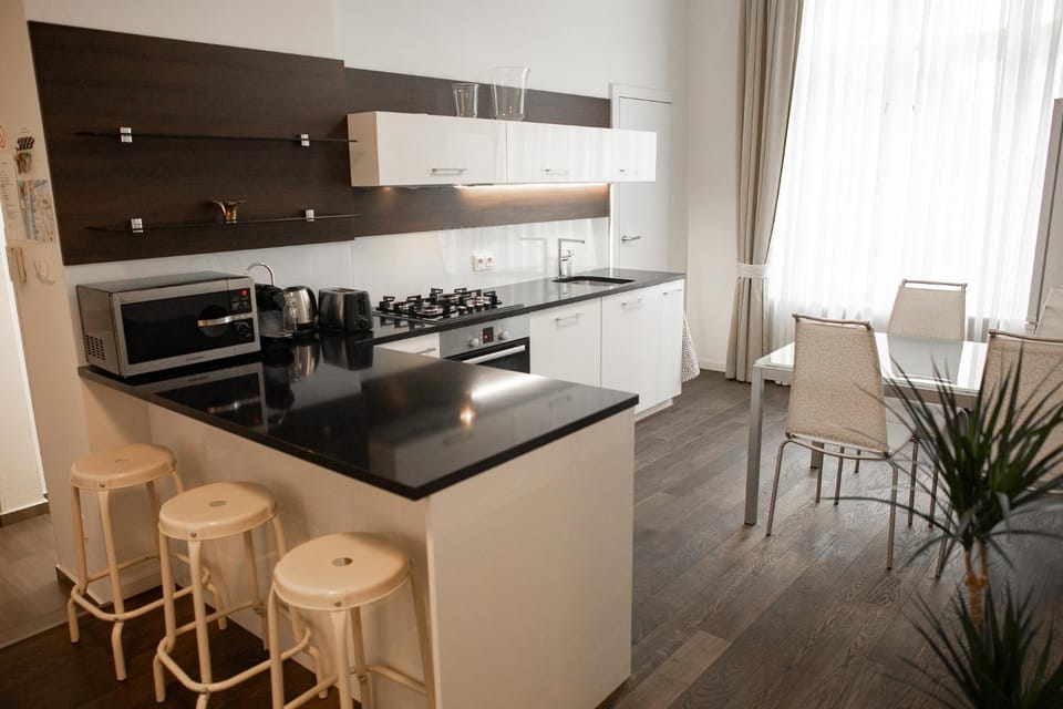 Kitchen or kitchenette, Dining area, dishwasher, stove