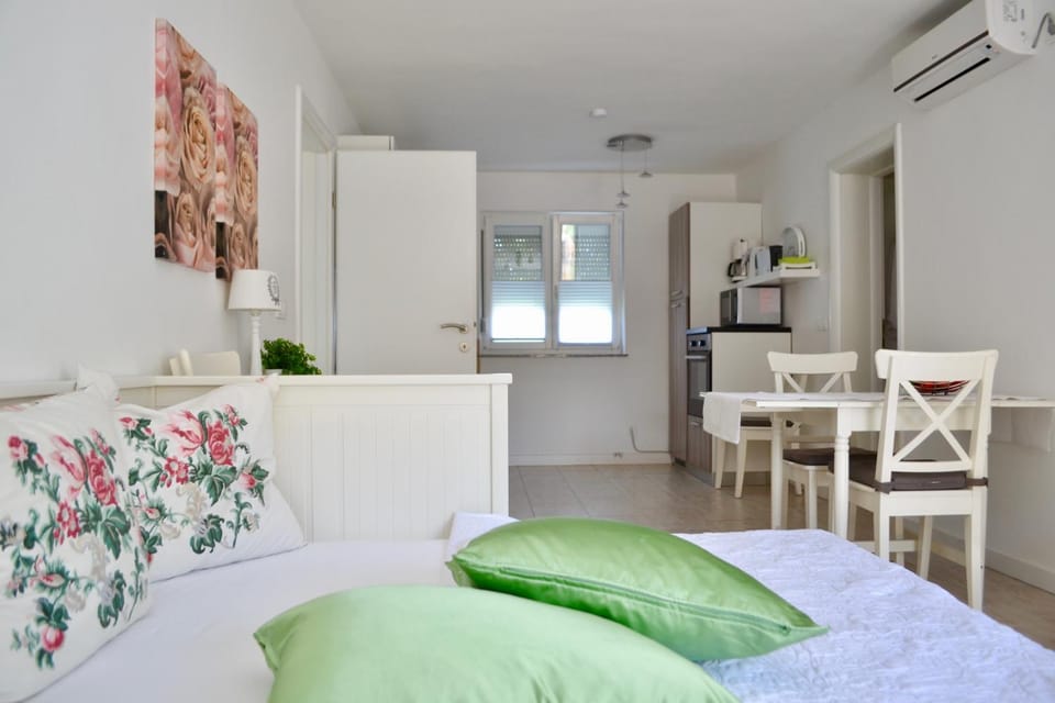 Bed, Living room, Seating area, Dining area