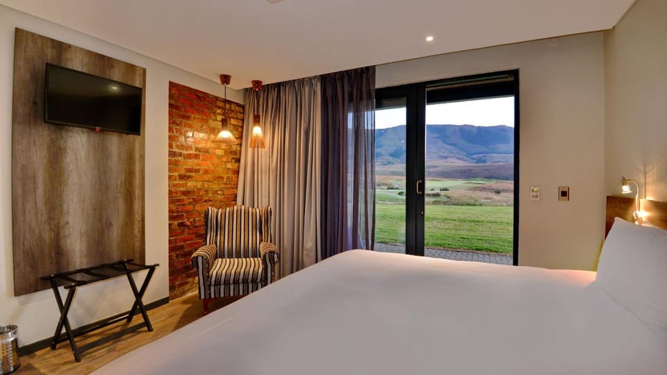 Communal lounge/ TV room, Bed, Bedroom