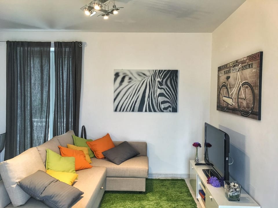 TV and multimedia, Living room, Seating area, internet