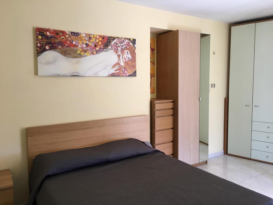 Bed, Photo of the whole room, Decorative detail, Bedroom, wardrobe