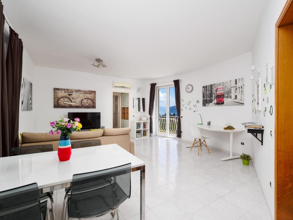 TV and multimedia, Balcony/Terrace, Living room, Seating area, Dining area, Sea view, internet, air conditioner