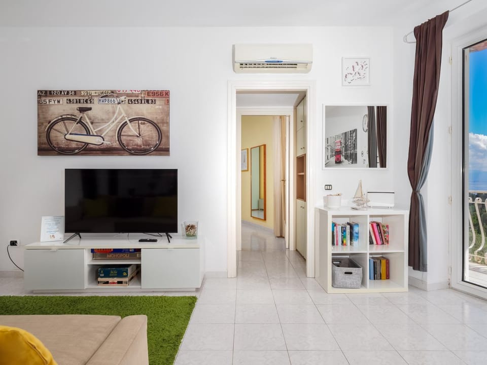 TV and multimedia, Balcony/Terrace, Living room, Seating area, internet, air conditioner