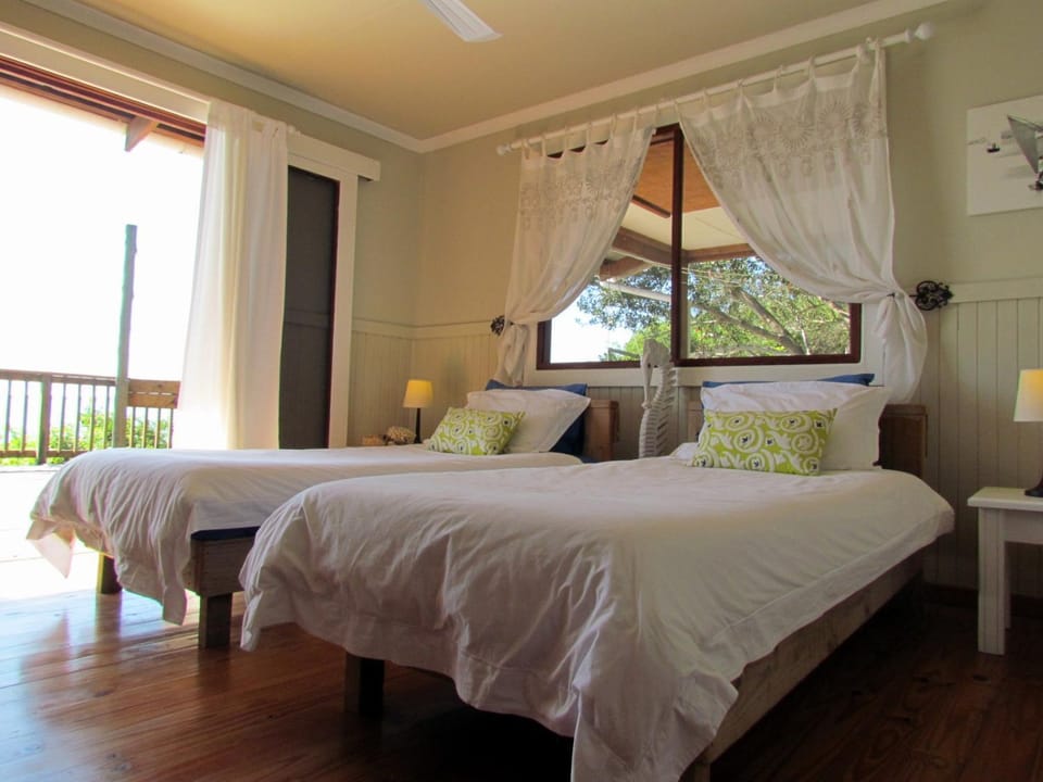 Bed, Bedroom, Garden view, Sea view