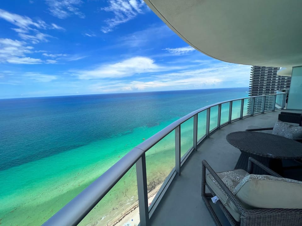 Luxury Beach Resort Apartment hotel in Hollywood Beach