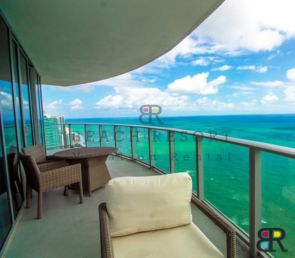 Luxury Beach Resort Apartment hotel in Hollywood Beach