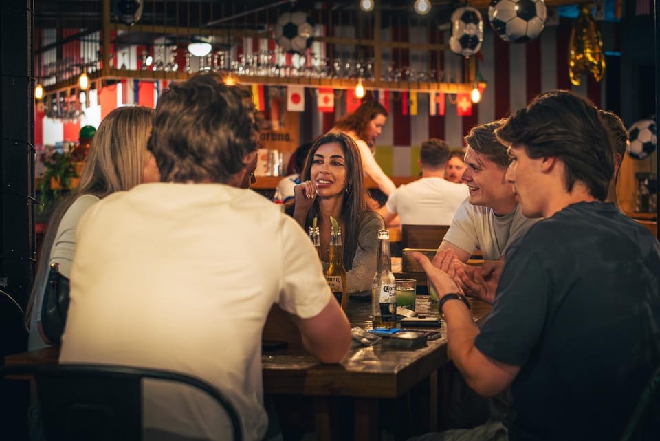 People, Lounge or bar, Food and drinks, Guests, Drinks, group of guests
