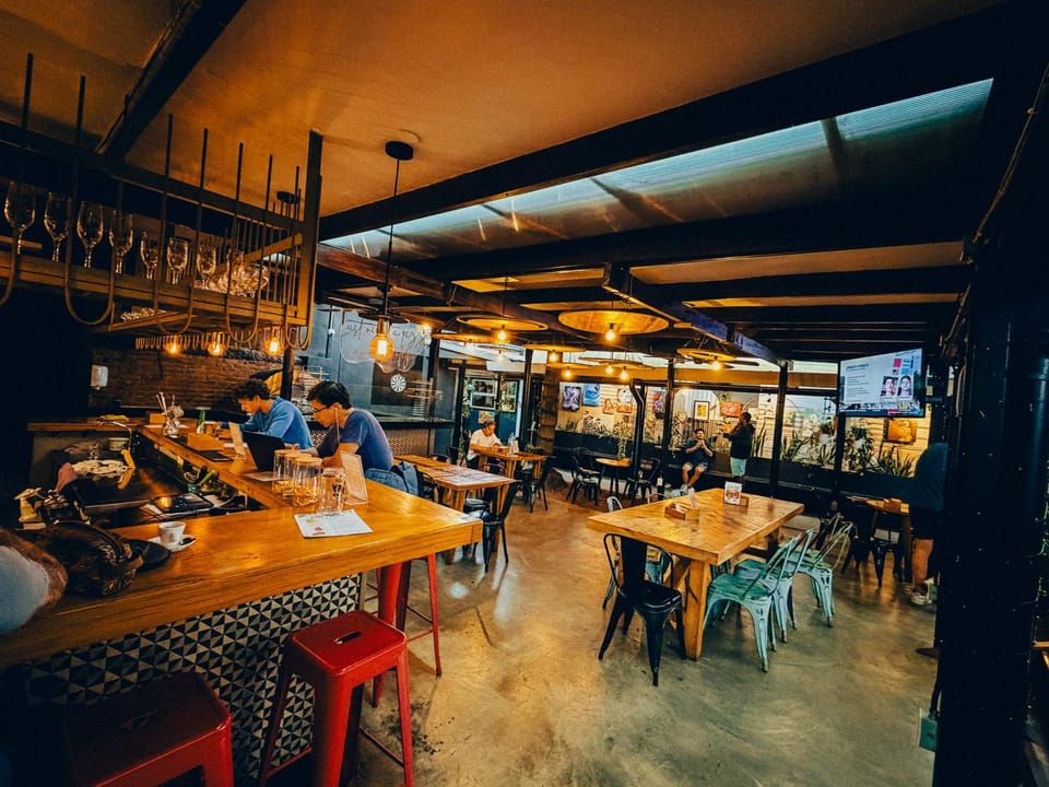 Restaurant/places to eat, People, Seating area, group of guests