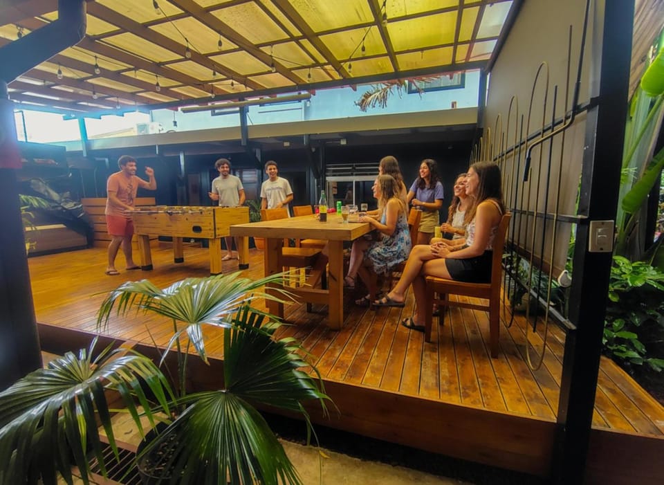 Restaurant/places to eat, Living room, Food and drinks, Seating area, Food
