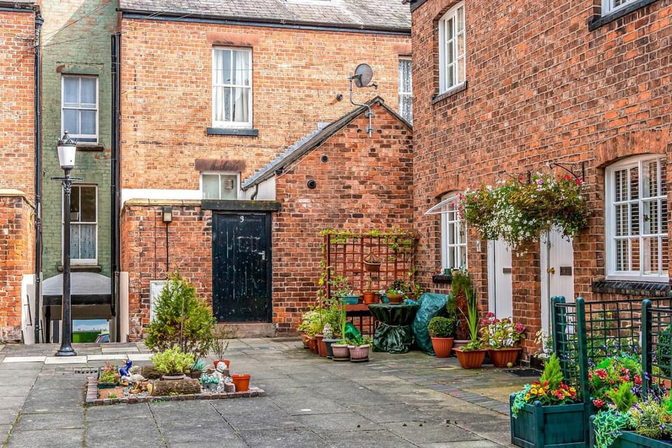 Property building, Neighbourhood, Garden view, Street view