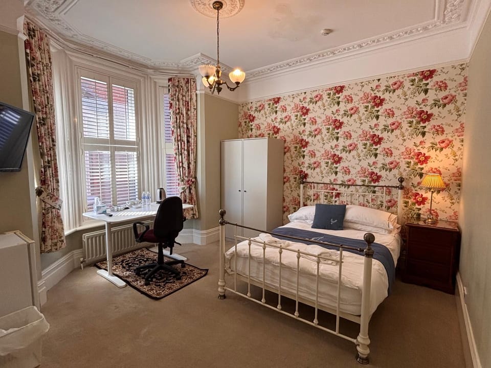 Bed, TV and multimedia, Photo of the whole room, Bedroom, wardrobe