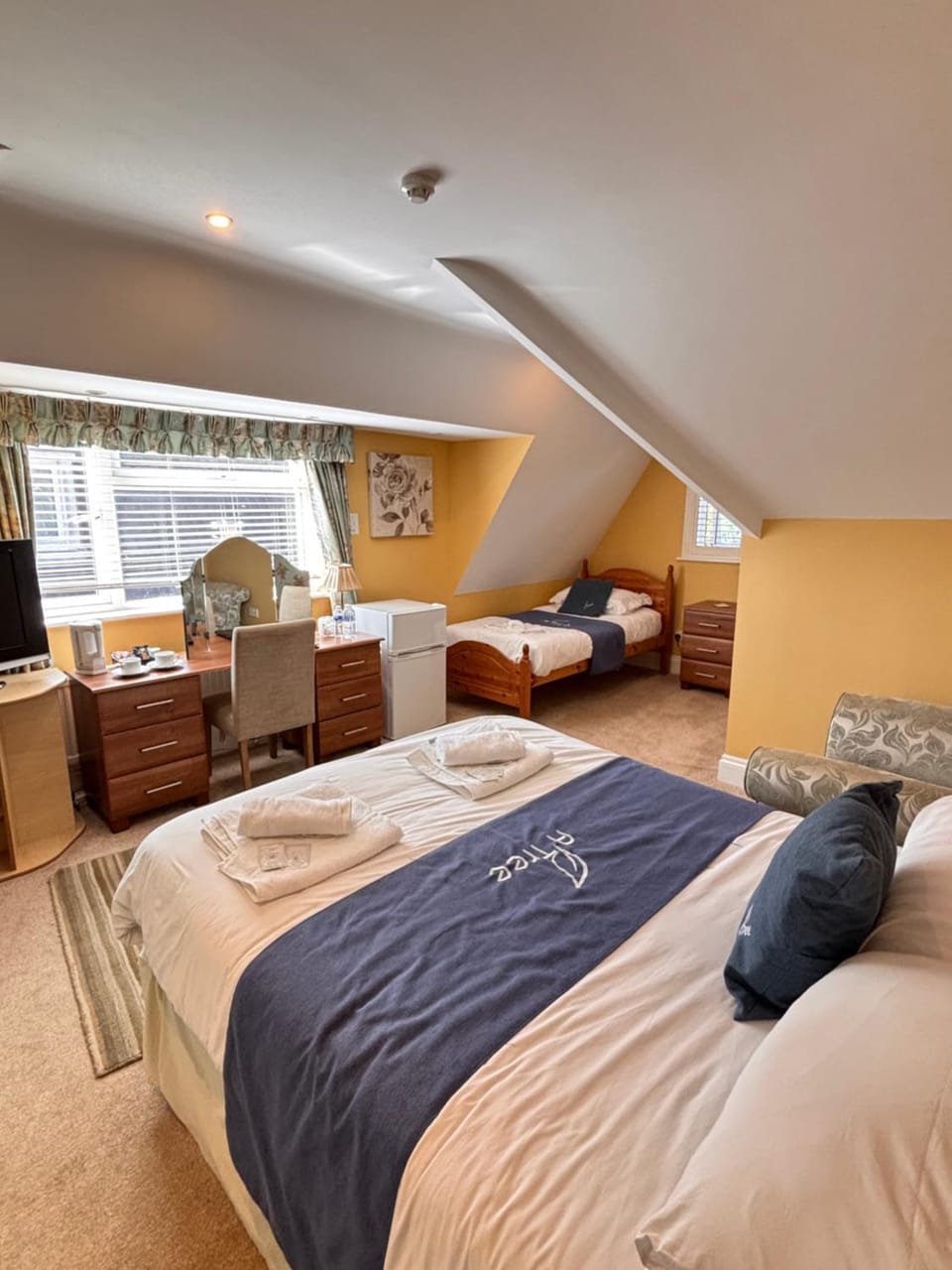 Bed, Living room, Photo of the whole room, Bedroom