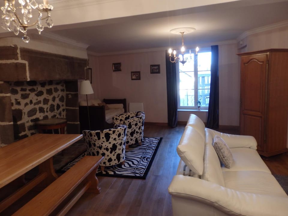 Lounge or bar, City view