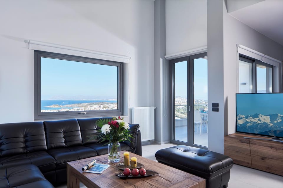 TV and multimedia, Living room, Decorative detail, Seating area, City view, Garden view, Landmark view, Sea view
