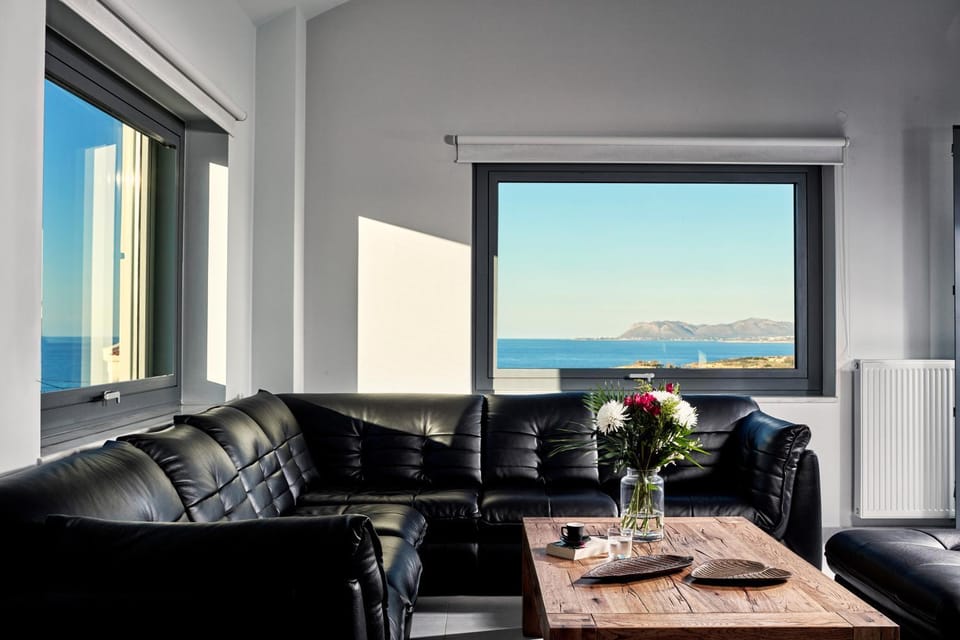 Living room, City view, Garden view, Landmark view, River view, Sea view, Street view