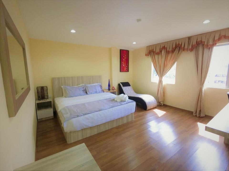 TV and multimedia, Photo of the whole room, Decorative detail, Decorative detail, Seating area, Bedroom, Garden view, Street view, bunk bed