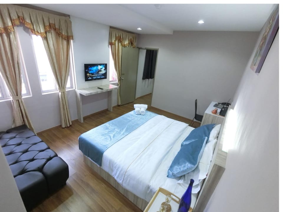 Seating area, Bedroom, bunk bed