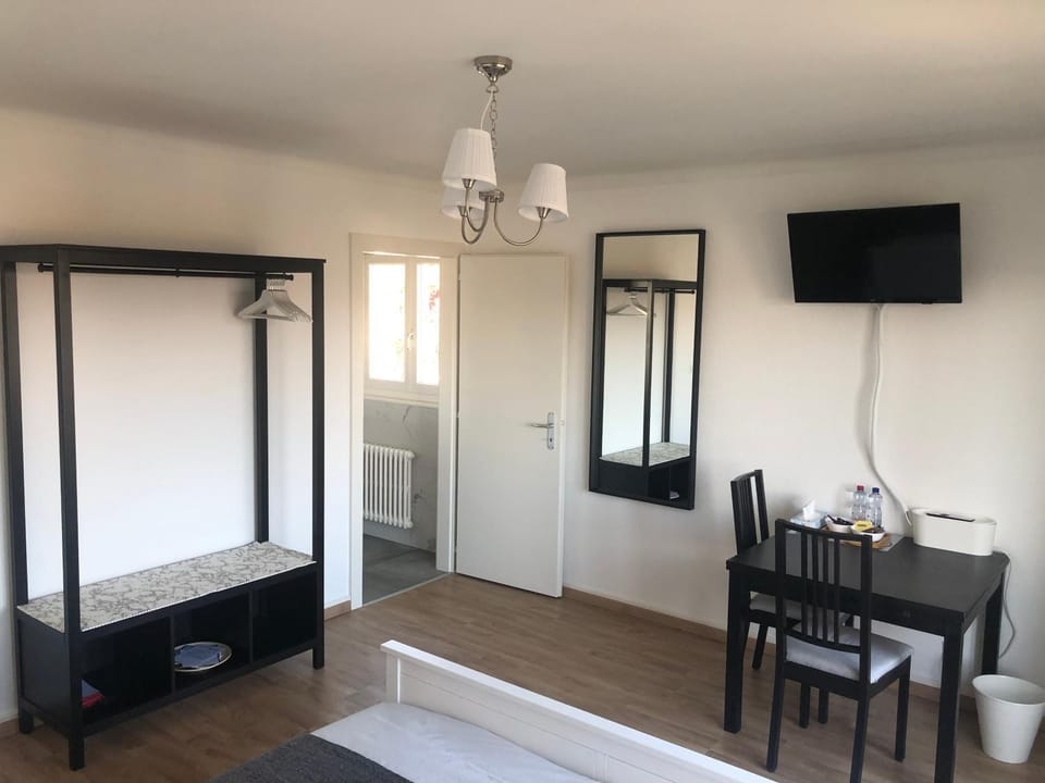 TV and multimedia, Seating area, Dining area