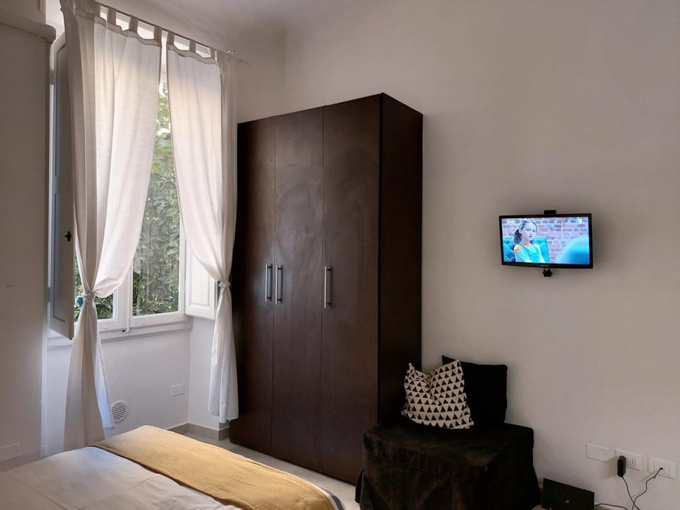 Bed, TV and multimedia, Photo of the whole room, Bedroom