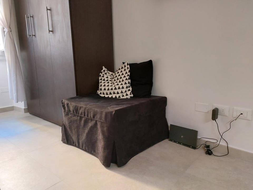 Bed, Living room