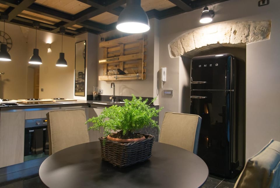 Restaurant/places to eat, Night, Kitchen or kitchenette, Photo of the whole room, Dining area, Area and facilities