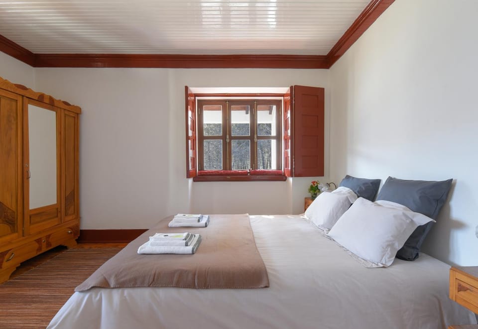 Bed, Photo of the whole room, Decorative detail, Garden view, Mountain view