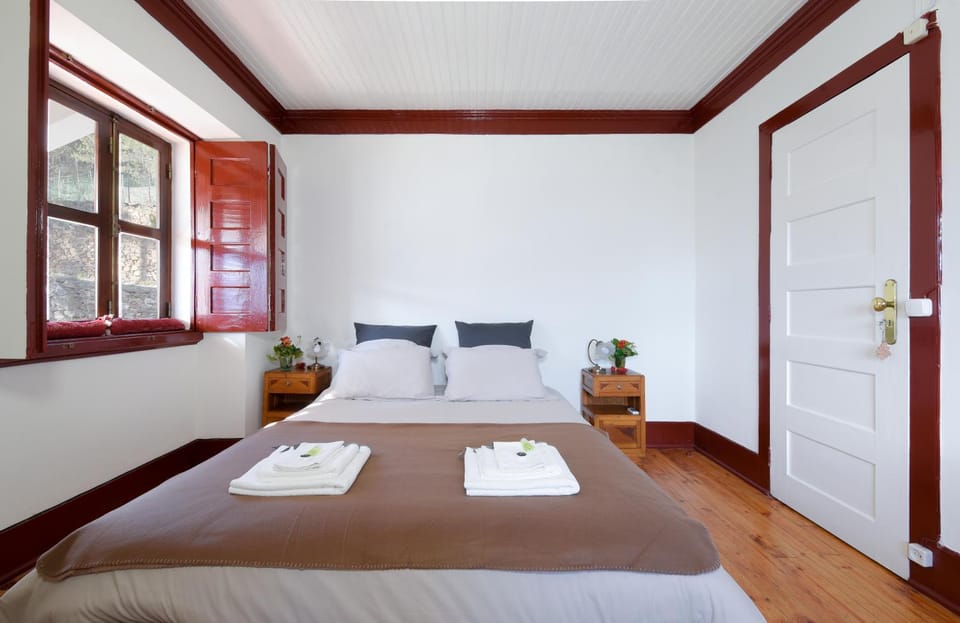 Bed, Photo of the whole room, Decorative detail, Bedroom