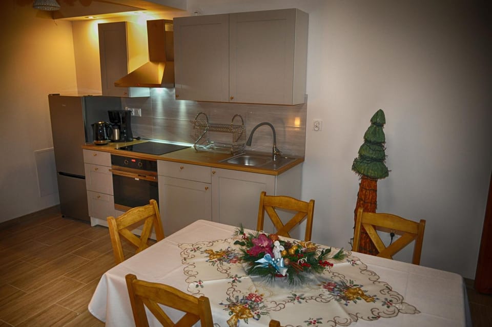 Kitchen or kitchenette, Other, Dining area