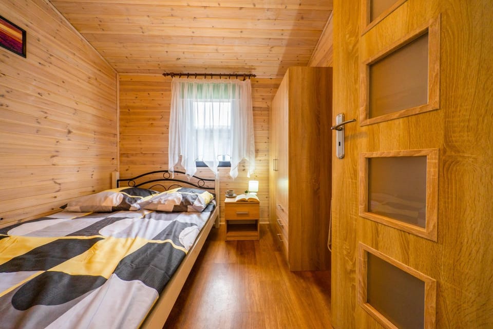 Bed, TV and multimedia, View (from property/room), Photo of the whole room, Bedroom, Garden view, hair dresser, microwave, wardrobe