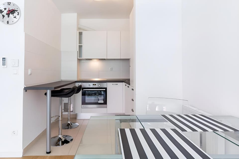 Kitchen or kitchenette, Seating area, oven, stove