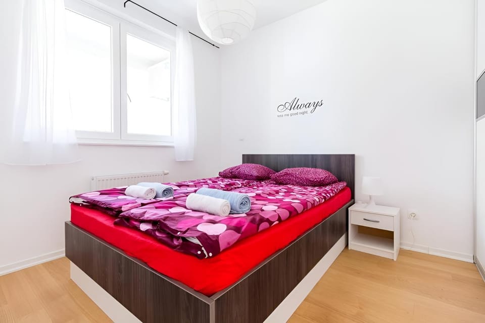 Bed, Photo of the whole room, Bedroom, towels
