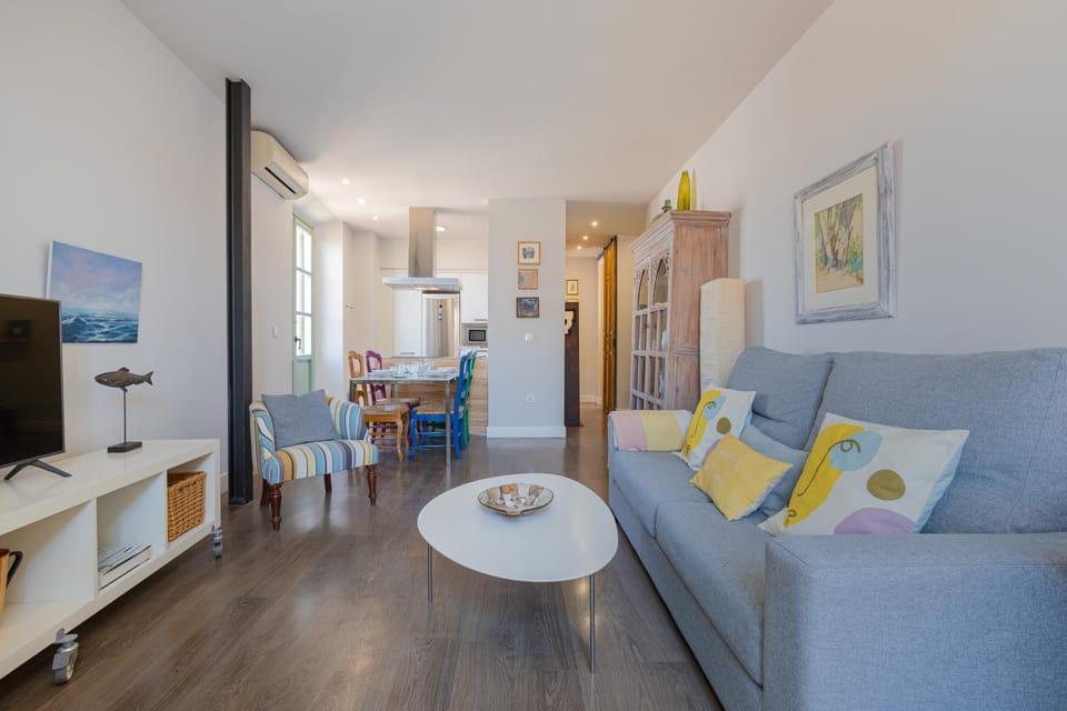 TV and multimedia, Living room, Seating area, Dining area