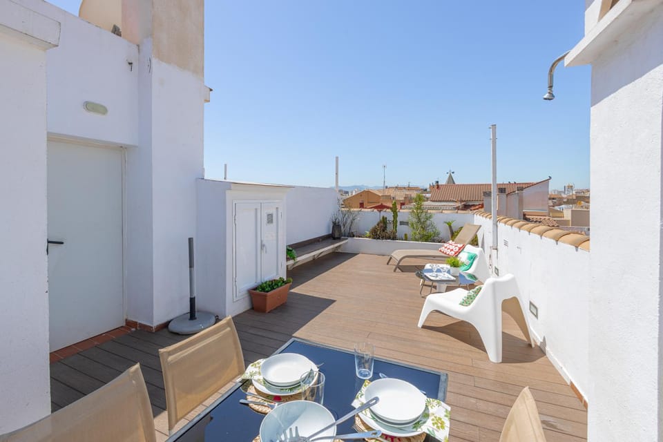 Property building, Patio, Day, Balcony/Terrace, Seating area