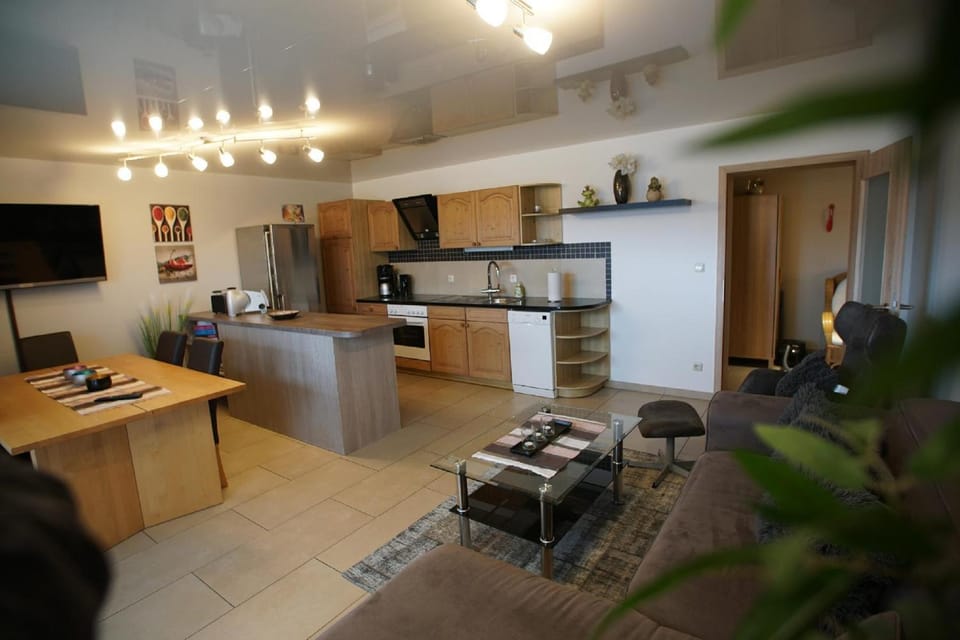 TV and multimedia, Kitchen or kitchenette, Living room, Seating area, Dining area