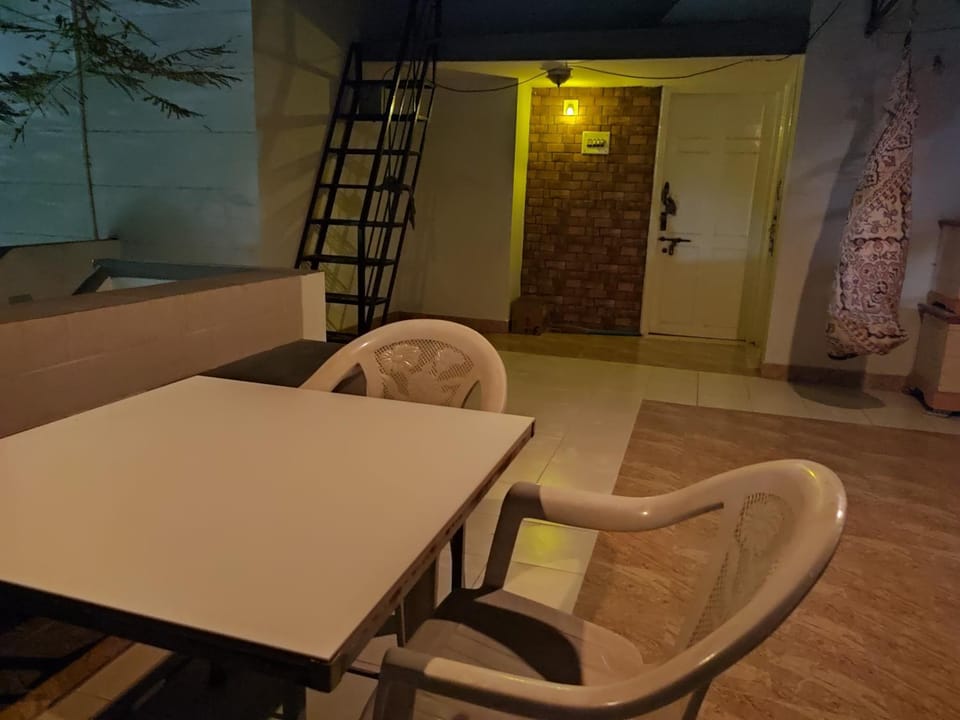 Restaurant/places to eat, Seating area, Dining area