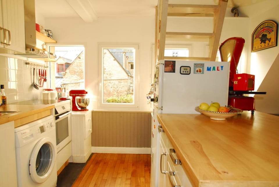 Coffee/tea facilities, Kitchen or kitchenette, oven, stove, toaster, washing machine