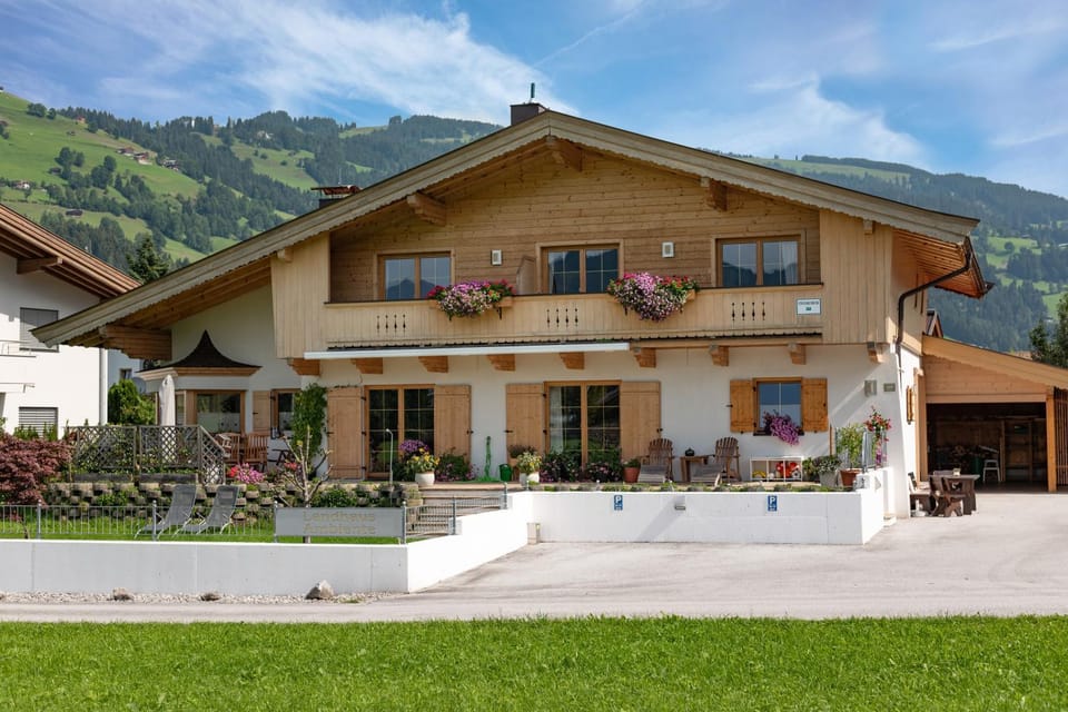 Property building, Day, Summer, Garden, Garden view, Mountain view, Parking