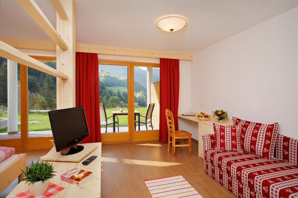 Bed, Natural landscape, Garden, TV and multimedia, View (from property/room), Balcony/Terrace, Photo of the whole room, Seating area, Bedroom, Garden view