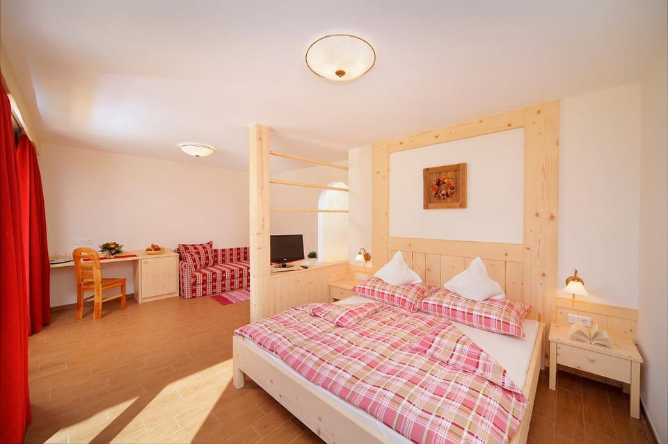 Bed, TV and multimedia, Photo of the whole room, Seating area, Bedroom
